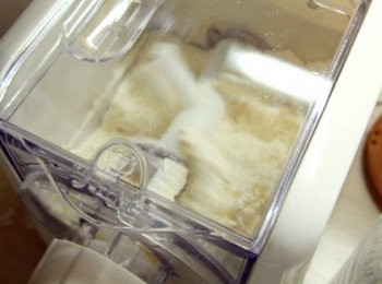 step1: 用製麵機先將麵揉好後取出