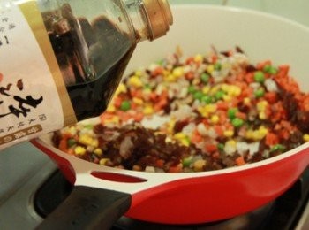 step3: 鍋倒少許油加熱放入培根碎煸香，放入蒜末、乾蝦仁炒香，加入豌豆仁、玉米粒、胡蘿蔔丁、木耳、香菇 碎炒香，加入白胡椒粉與味全淬釀醬油調味。