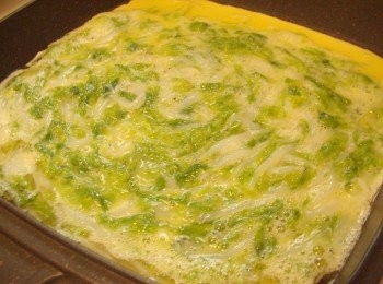 step4: 4.熱鍋後放入2大匙油ˊ略為燒熱ˊ將已經拌勻的食材倒入鍋裡