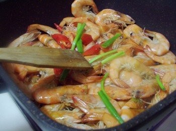 step5: 最後嗆入米酒ˊ加入胡椒粉<span class="group_2">調味</span>ˊ再放入所有蔥綠及辣椒快速拌勻即可