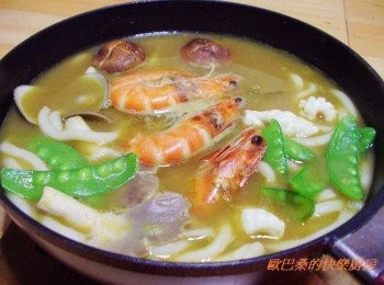 step6: 簡單方便ˊ料理輕鬆不麻煩ˊ 快速10分鐘內即可搞定。 吃膩鍋燒烏龍麵ˊ簡單加個綠咖哩就能品嚐到完全不同的口感喔ˊ 配料依方便喜好運用ˊ不需再特別準備的ˊ 即使完全沒配料ˊ就咖哩清湯麵也有好風味的~