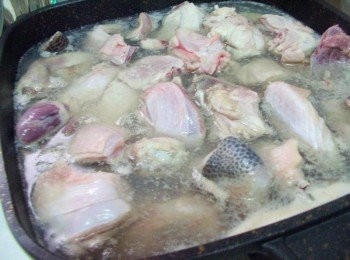 step1: 步驟1煮鍋水ˊ水滾後將買回的雞肉川燙ˊ去除血水雜質ˊ然後再用冷水確實沖洗乾淨備用