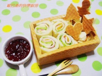 step12: 麵包卷是豐富又美味的鹹口味ˊ 造型麵包和旁邊整型下來麵包則可沾上任何喜歡的甜果醬ˊ 這屬於聖誕歡樂的麵包餐盒真的讓全家人吃的開心又滿足喔。 喜歡的ˊ趕緊找時間試試看ˊ 祝福大家聖誕節開心快樂。