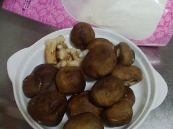 step1: 先準備好所需<span class="group_1">材料</span>ˊ香菇沖洗乾淨ˊ用紙巾確實吸乾水份