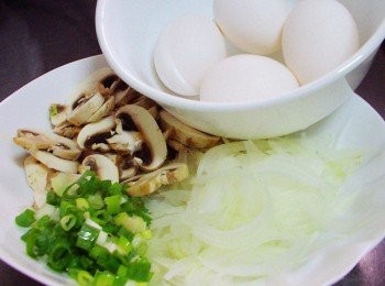 step1: 先準備好所需<span class="group_1">材料</span>ˊ蔥切成蔥花ˊ蘑菇切片ˊ洋蔥切絲