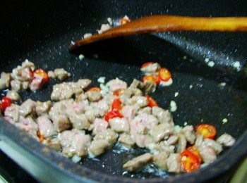 step3: 接著加入蒜末ˊ薑末ˊ和辣椒拌炒出香氣