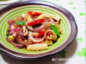 step7: 這道料理全程皆為大火處理ˊ大火快炒保持蔬菜的清脆ˊ 魷魚熟的速度也非常快ˊ所以醬汁<span class="group_3">調味</span>可以事先調好節省時間。 簡單輕鬆上桌的好滋味ˊ值得試試哦。