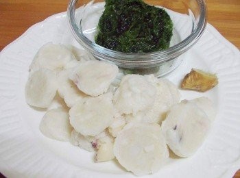 step2: <span class="group_1">材料</span>非常簡單ˊ將花枝丸自然解凍後切片ˊ 薑切細末ˊ海菜洗淨備用