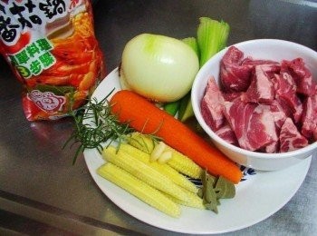 step1: 先準備好所需<span class="group_1">材料</span>蔬菜類<span class="group_1">材料</span>洗淨切成塊狀備用