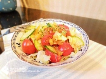 step12: 完成後再灑上酌量鹹酥腰果ˊ 就是非常美味腰果生菜沙拉囉。 喜愛的也趕緊試試看。