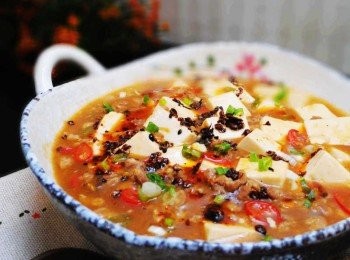 step7: 醬汁依喜好決定用量ˊ我喜歡拿來拌飯所以下得多些ˊ 不嫌麻煩ˊ豆腐可先汆燙過ˊ後續悶煮可以更快速入味ˊ (但...要多洗一個鍋子)。 這道料理醬油原本用量就不需要多ˊ主要是讓整體味道更平衡ˊ 所以運用"美極鮮味露"更適合。可以提味卻不搶味。 只需少少用量ˊ馬上讓味道更升級喔。 "美極鮮味露"1886年在德國問世的經典<span class="group_2">調味</span>料ˊ 以歐洲純杜蘭小麥蒸餾精製而成ˊ只需極少用量就能讓料理味道層次更豐富ˊ取代平時的醬油ˊ用量可減少1/2喔。