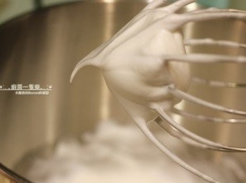 step17: 蛋白先用攪拌器打出小泡泡，再加入細砂糖打至乾性發泡。