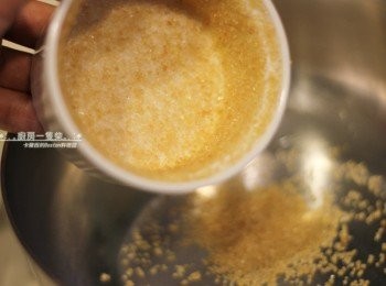 step3: 將二砂糖倒入，輕輕轉動，使砂糖附著在碗壁上，再倒出多餘的糖。