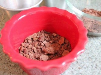 step3: 威化餅捏碎, 放在容器的最下方