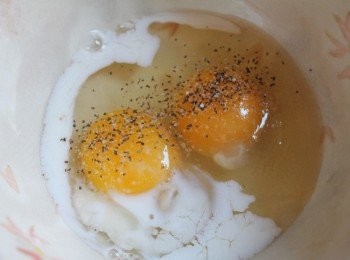 step1: 將蛋/牛奶/鹽巴/黑胡椒打散