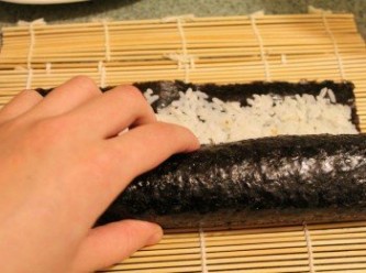 step6: 最後將壽司邊壓邊捲起即完成壽司捲. 食用前再將壽司捲切片成適當大小即可