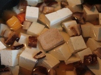 step1: 將南瓜/豆腐/耐煮的蔬菜丁(如紅蘿蔔丁/香菇丁)放入水中, 與蔬菜湯塊一同熬煮