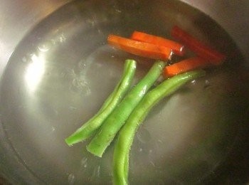 step2: 鍋中放水加少許塩及油,水滾放胡蘿蔔.四季豆燙熟撈起備用