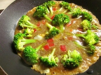 step3: 花椰菜排好,由中間空白處倒入咖哩蛋液,再稍搖晃一下鍋身,使其均勻分佈,灑上紅椒丁,蓋上鍋蓋以中小火煮3-5分鐘至蛋熟透即可