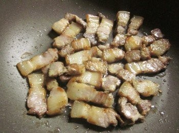 step2: 鍋中倒一點點油(因為待會五花肉會出油)以小火爆香蒜頭至金黃色,香味溢出之後把蒜頭先撈起備用,放入五花肉片炒香(停留在鍋中一下下至煎到有些恰恰再翻炒)