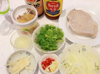 step1: 準備材料：洋蔥切絲。香菜切段，辣椒及蒜頭切末，嫩薑切絲，蔥切成粒。擠出檸檬汁，約半顆。