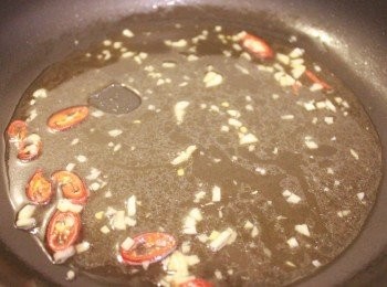 step6: 先用油炒蒜頭末及辣椒。再加入其他<span class="group_3">調味</span>醬汁及糖。煮滾放涼即可。