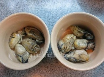 step1: 把蠔洗淨，飛水，排放碗內