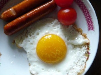 step4: 上碟時在蛋上灑鹽及香草調味