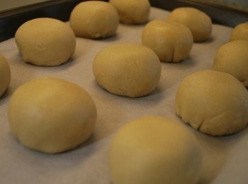 step10: 收口處朝下，微彎雙掌協助塑形呈圓形，間隔排入烤盤中