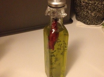 step3: 玻璃瓶口用cling wrap 保鮮紙蓋好，上實樽蓋，浸泡一星期就可以食用了。