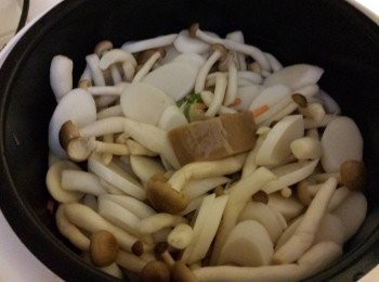 step4: 加入年糕及本菇快炒約2分鐘。