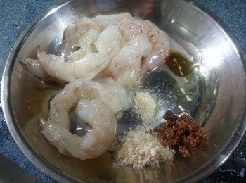 step3: 蝦加醃料醃30分鐘