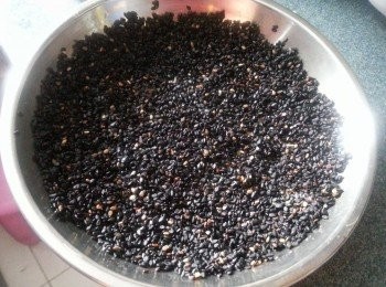 step4: 先將黑芝麻洗淨琼乾水份,用焗爐180c焗9-10分鐘,每3分鐘炒一炒芝麻(或用白鑊炒香)