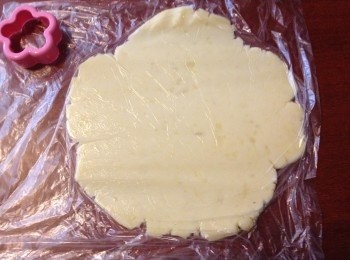 step5: 把粉團放入保鮮袋，用木棍壓平至3mm左右