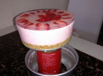 step16: 再次移入雪櫃，冷藏5小时以上，最好雪到第二日，脱模時先用蛋糕模放在窄身的物件上，然後慢慢脱模