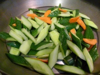 step2: 肉片川燙備用；熱鍋爆香蒜片、辣椒，拌炒小黃瓜及紅蘿蔔。