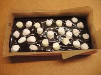 step8: 放入松露朱古力漿內，之後放入雪櫃雪過夜至硬。連同焗爐紙取出松露朱古力，切成長方形之後，放回朱古力盒便成。