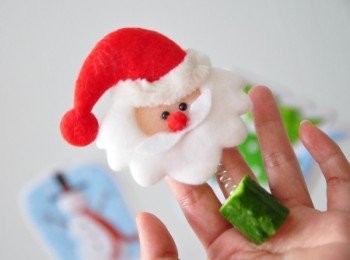 step9: 另外準備聖誕老公公小道具插入一小節小黃瓜中心