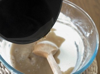 step4: 慢慢將糖水逐少加入步驟2的粉漿內，不停攪拌至沒有粉粒