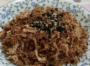 step4: 繼續再炒(約10分鐘)，炒至肉絲變得很酥脆，變乾和呈現金黃色就可以。可慢慢邊炒邊試味，調整自己喜歡的䶢、甜味。在快要炒好前30秒加入熟白芝麻拌勻即可。（也可加入少許海苔絲增加風味）