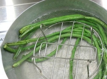 step10: 長豆用網子壓住這樣才會綠