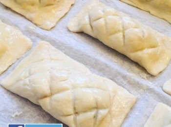 step4: 酥皮回暖後，分成12份。在酥皮中央放約1湯匙餡料，別包太多容易穿。在酥皮邊上沾一點水，對摺酥皮輕輕將邊緣按緊包妥。可用刀背在酥皮上輕輕劃上花紋，入爐前先在酥皮面上掃一層薄蛋漿，出爐便會金黄，用200度焗約13分鐘。