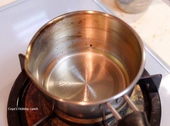 step4: 這時來準備炸魷魚，取一個小鍋子(我用12cm鍋)，倒進100ml的沙拉油後開中小火，等油溫達180度時，下魷魚炸個10~15秒即馬上撈起加入蓮藕排骨湯裡，小心別炸焦了，變金黃色就可以撈起。(這邊因為時間太匆促了來不及拍照) 然後把魷魚加進湯裡，關蓋持續以小火煮30分鐘。