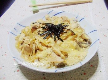 step8: 準備好白飯ˊ將完成的步驟6覆蓋於飯上ˊ再灑上海苔絲即可