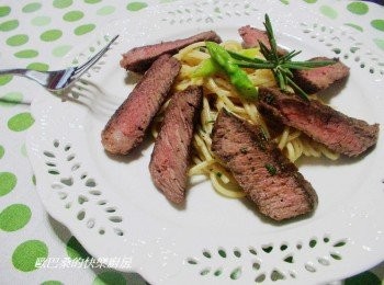 step7: 焦香鮮美牛排和清爽冷拌麵十分速配喔ˊ 雖沒有太多調味ˊ但口感嘗來異常豐富ˊ推薦大家試試看。