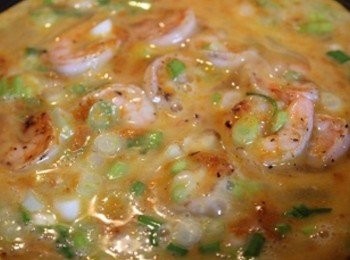 step4: 至蝦仁炒熟後, 將2)的<span class="group_2">蛋液</span>倒入鍋中一起拌炒