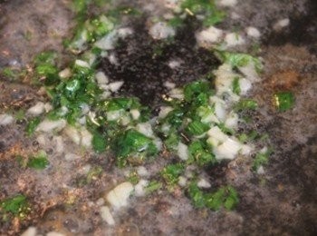 step3: 鍋中用少許油爆香蒜末2顆, 與香菜末後, 加米酒/高湯煮滾