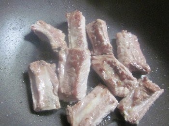 step2: 鍋中放少許油,下豬肋排煎至金黃色,約7.8分熟(不要一直翻動才易上色)