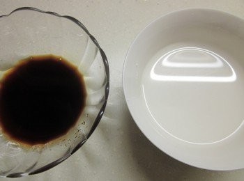 step3: 太白粉調水.醬油和糖也調成一碗<span class="group_2">醬汁</span>備用