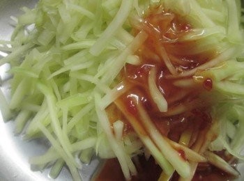 step4: 將青木瓜絲加入<span class="group_2">醬料</span>